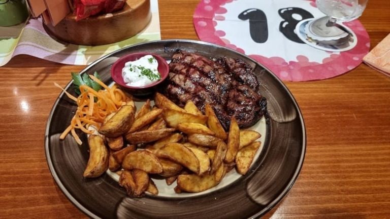 Gegrilltes Steak mit Country Potatoes und Sauerrahm