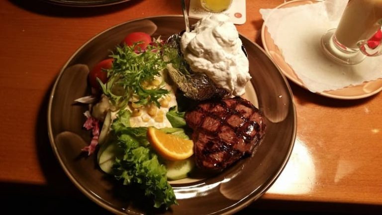Steak mit gemischtem Salat und gebackener Kartoffel